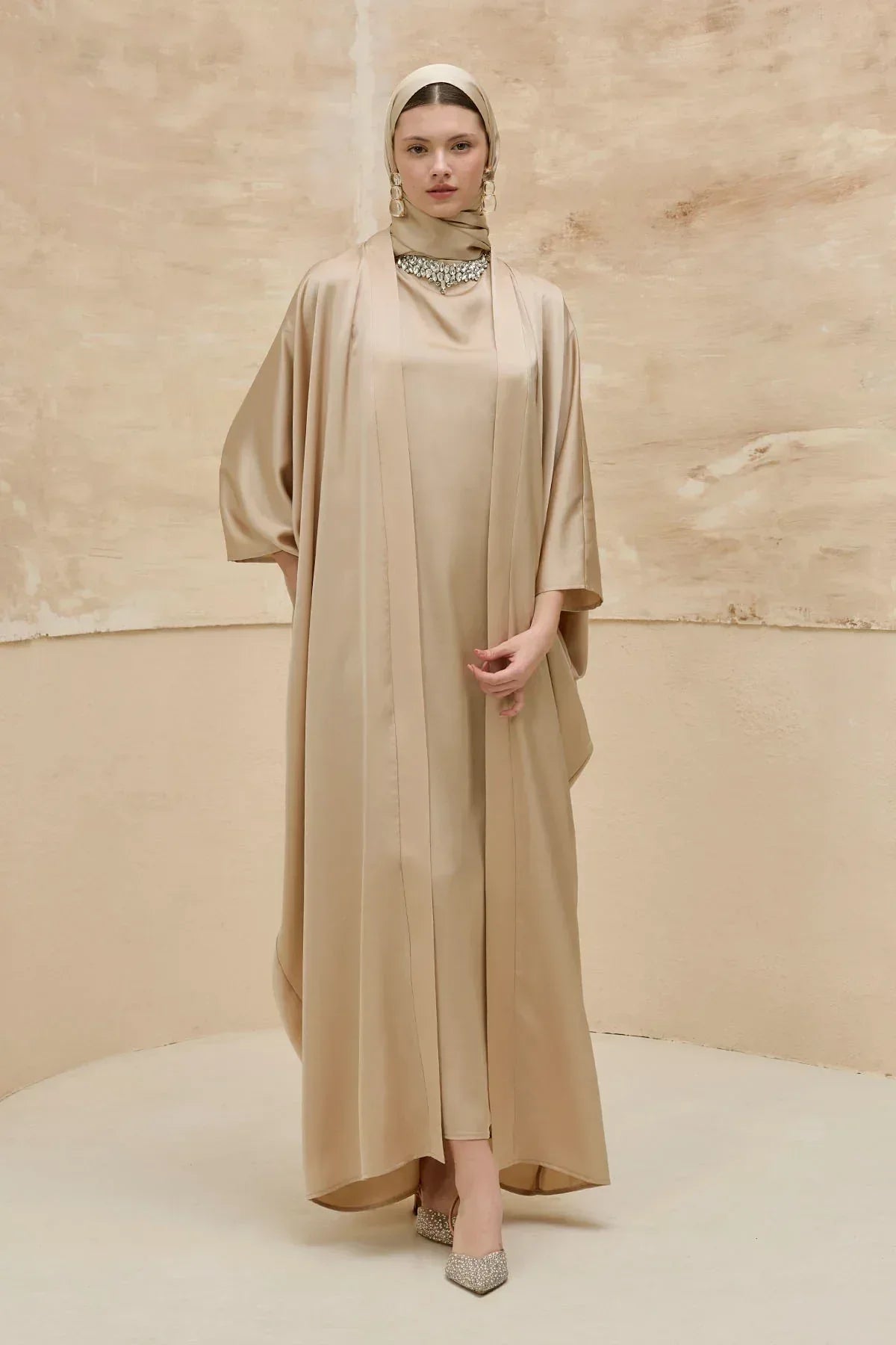 Taş İşlemeli Kum Saten Uzun Bej Abaya Takım - VIADEL Atelier