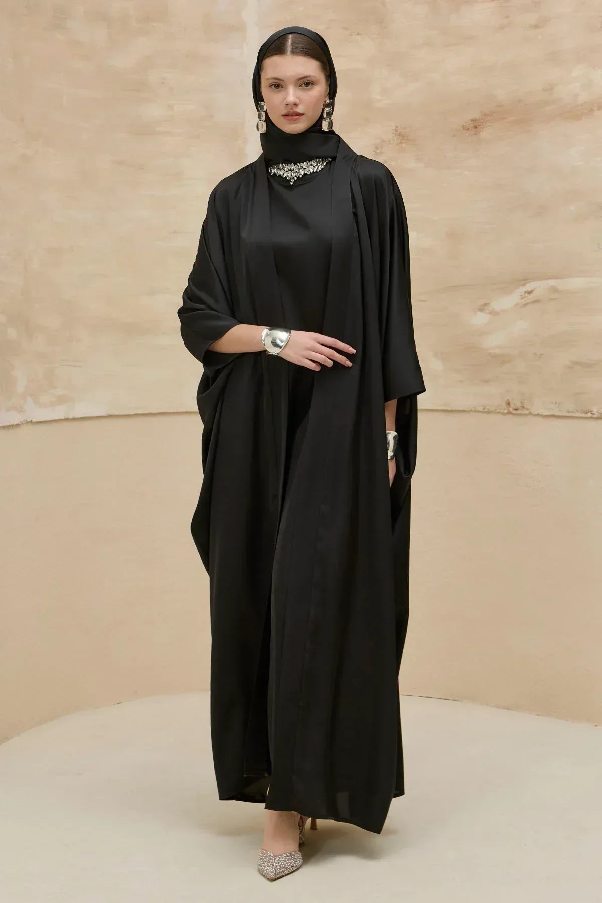 Taş İşlemeli Kum Saten Uzun Siyah Abaya Takım - VIADEL Atelier