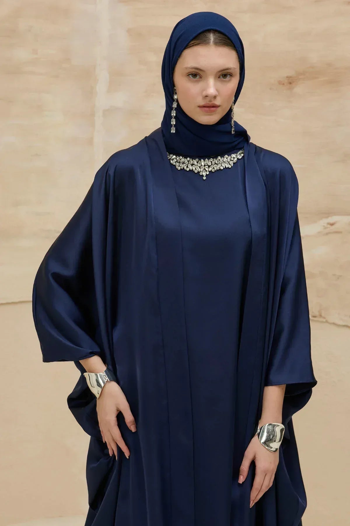 Taş İşlemeli Kum Saten Uzun Lacivert Abaya Takım - VIADEL Atelier