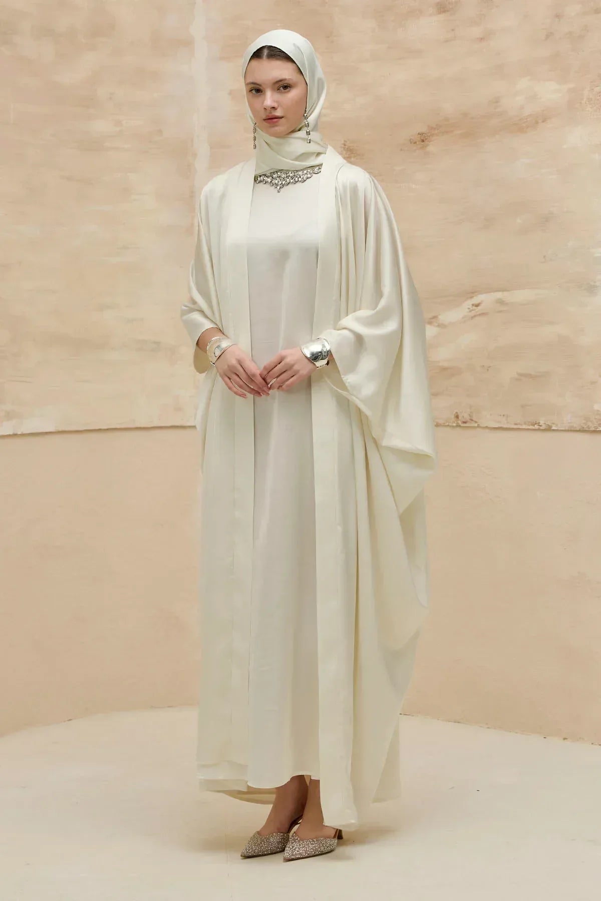 Taş İşlemeli Kum Saten Uzun Beyaz Abaya Takım - VIADEL Atelier