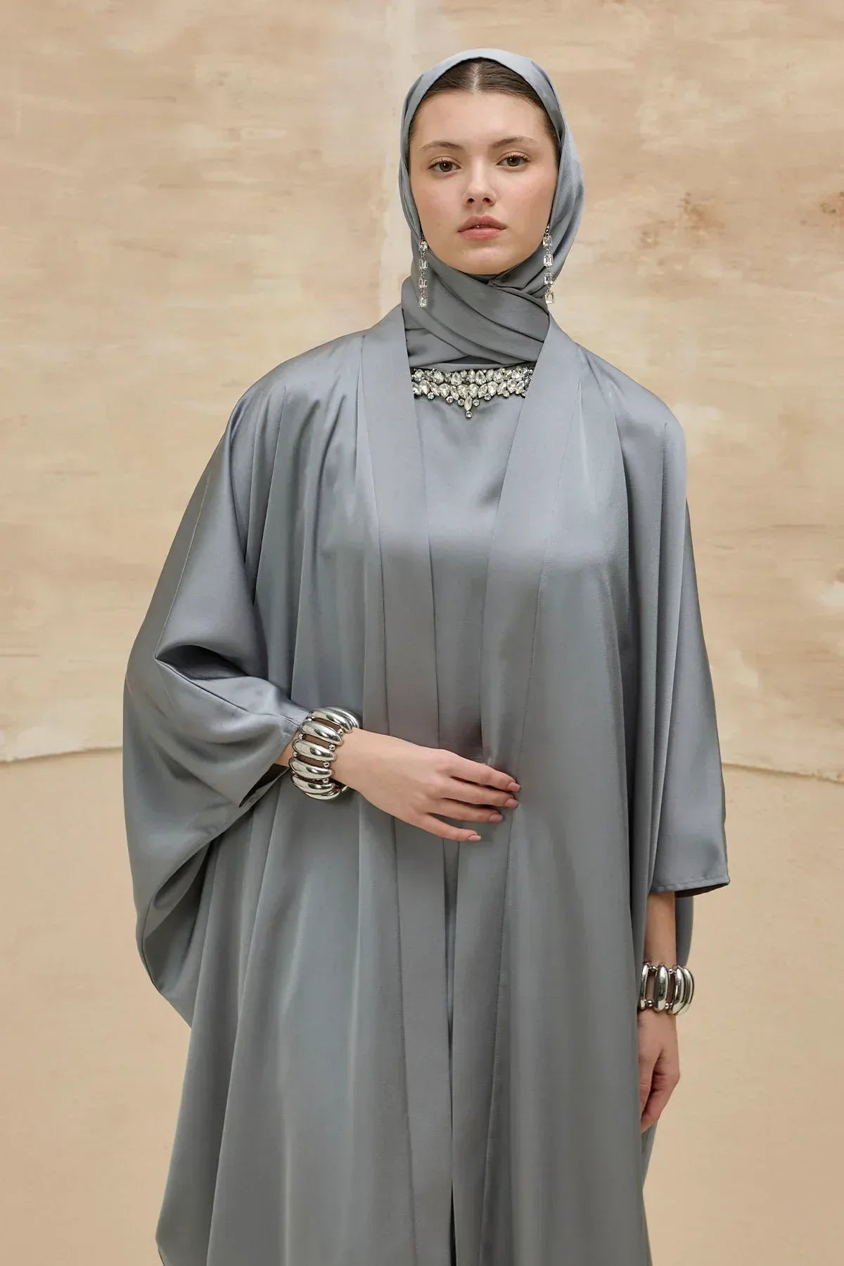 Taş İşlemeli Kum Saten Uzun Gri Abaya Takım - VIADEL Atelier