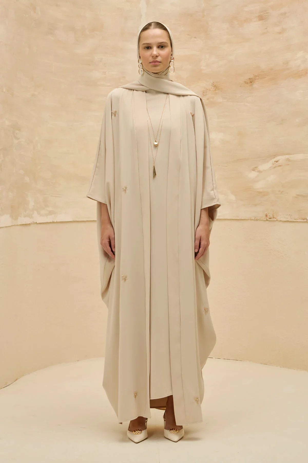 Zarif Çiçek Nakışlı Akışkan Kesim Yarasa Kol Taş Abaya