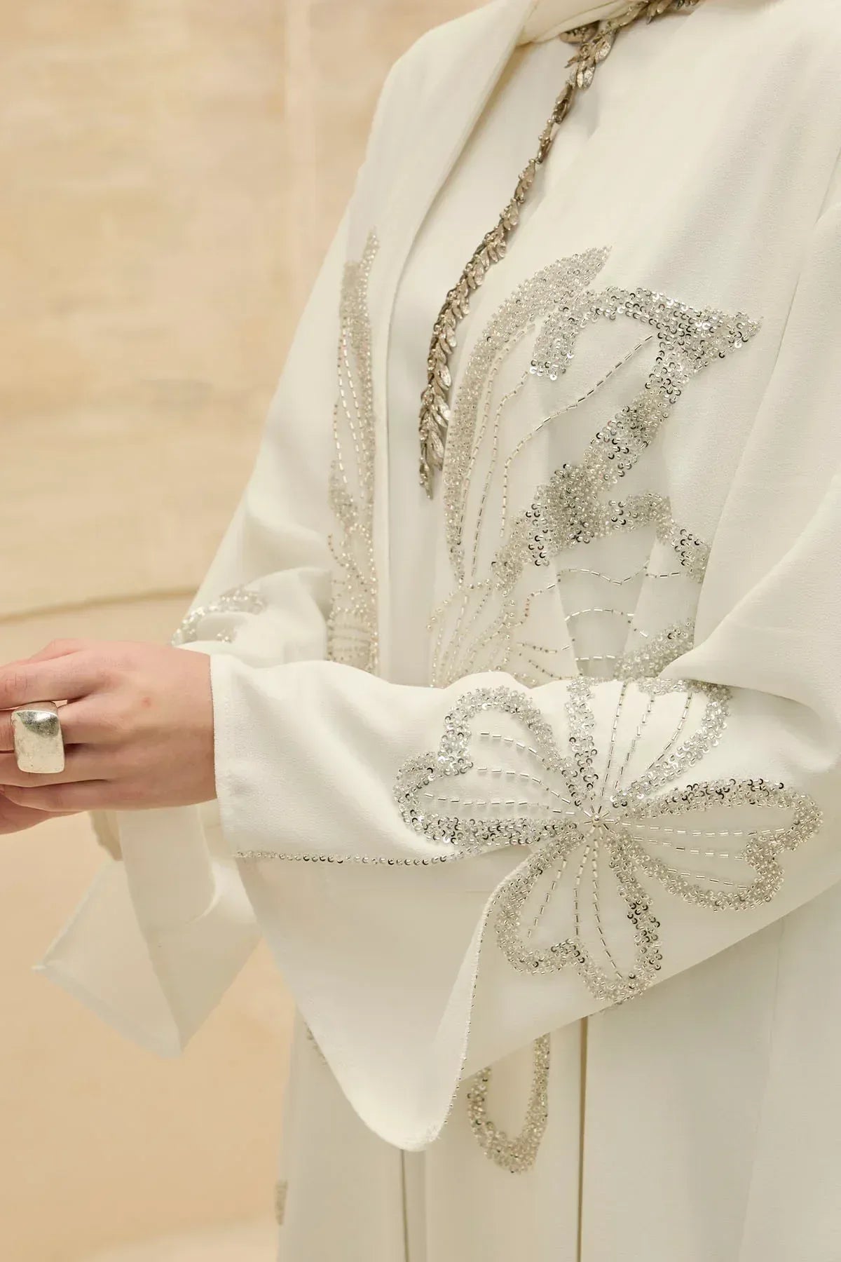 Yonca Taş Boncuk İşlemeli Kol Yırtmaçlı Uzun Beyaz Abaya - VIADEL Atelier