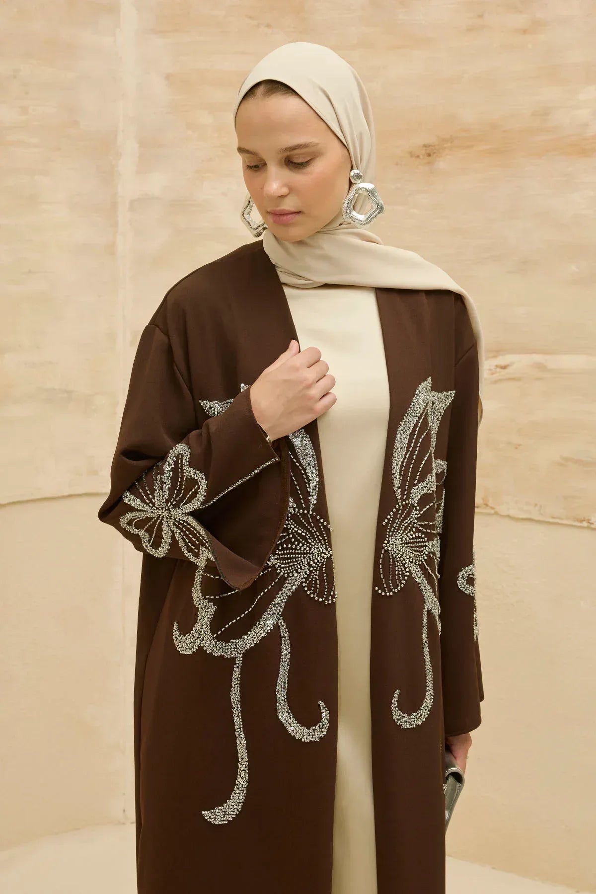 Yonca Taş Boncuk İşlemeli Kol Yırtmaçlı Uzun Kahverengi Abaya - VIADEL Atelier