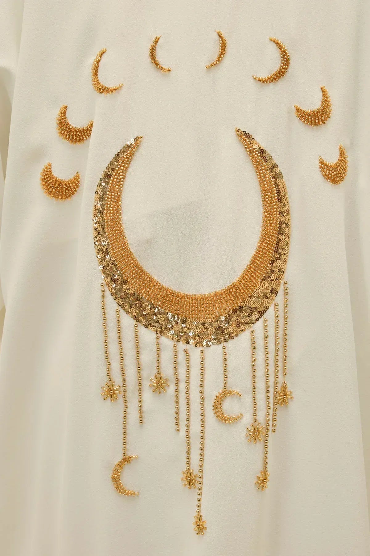 Ramazan Özel Gold Hilalin Evreleri ve Ay Yıldız İşlemeli Tesettür Uzun Beyaz Abaya - VIADEL Atelier