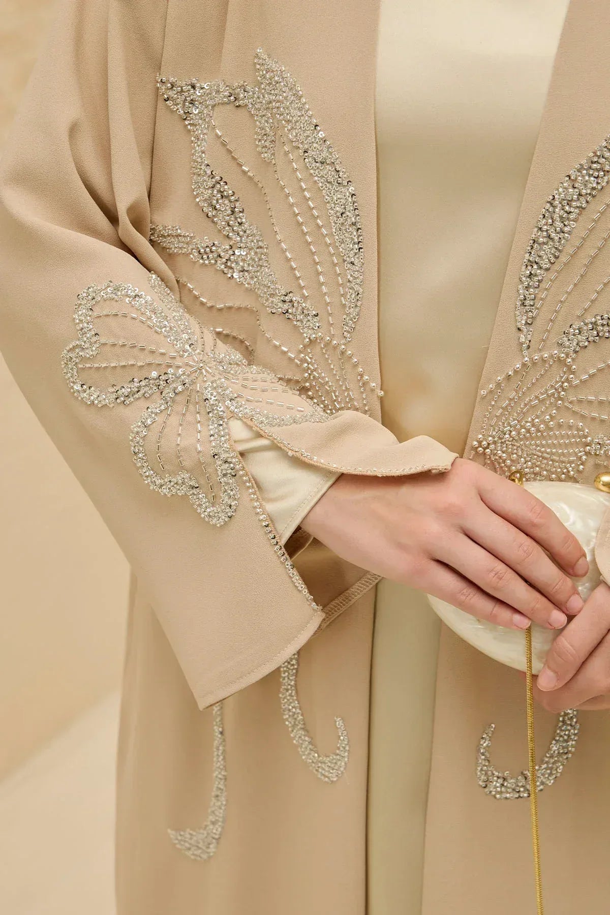Yonca Taş Boncuk İşlemeli Kol Yırtmaçlı Uzun Bej Abaya - VIADEL Atelier