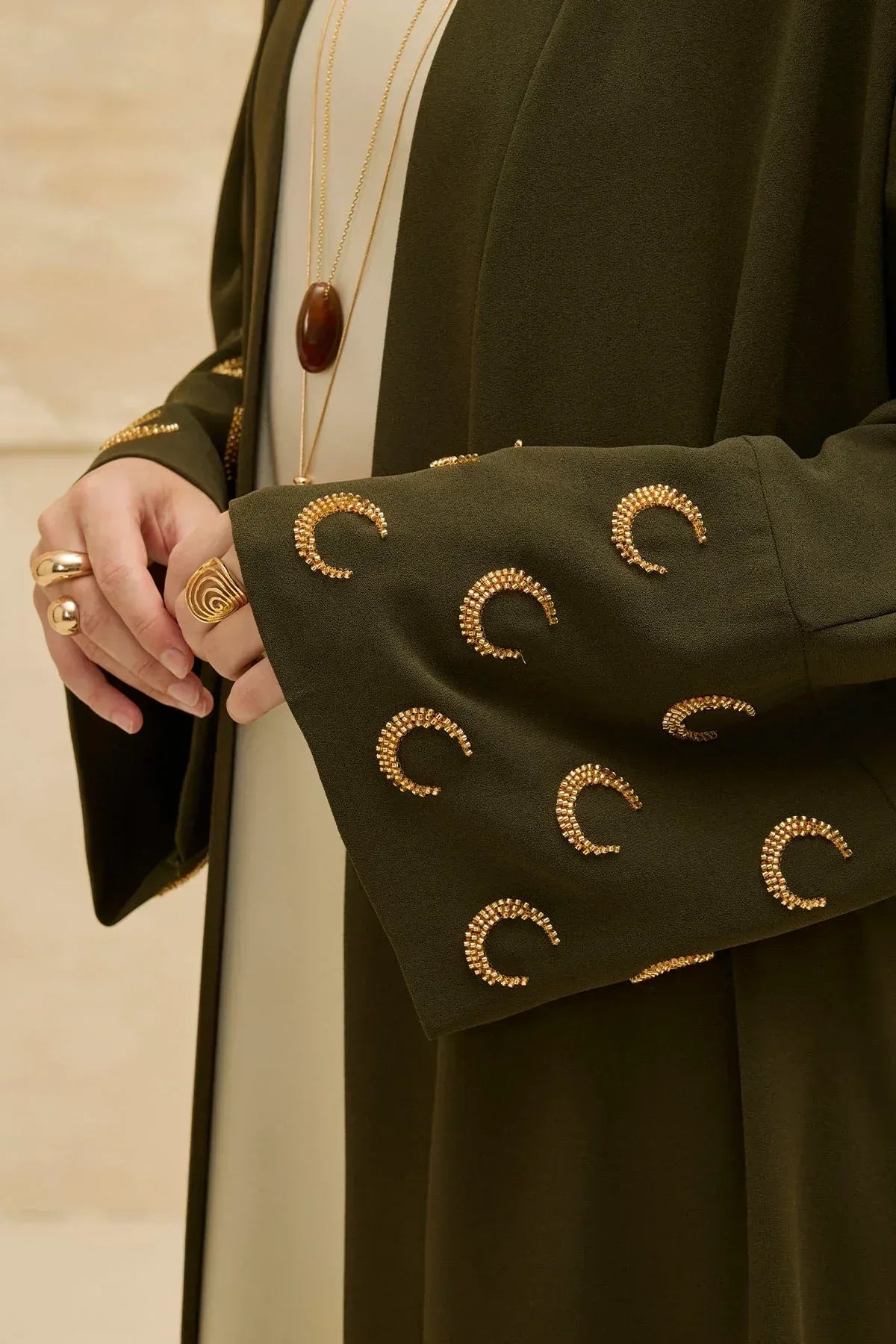 Ramazan Kerim Yazılı Gold Hilal İşlemeli Geniş Kol Uzun Haki Abaya - VIADEL Atelier