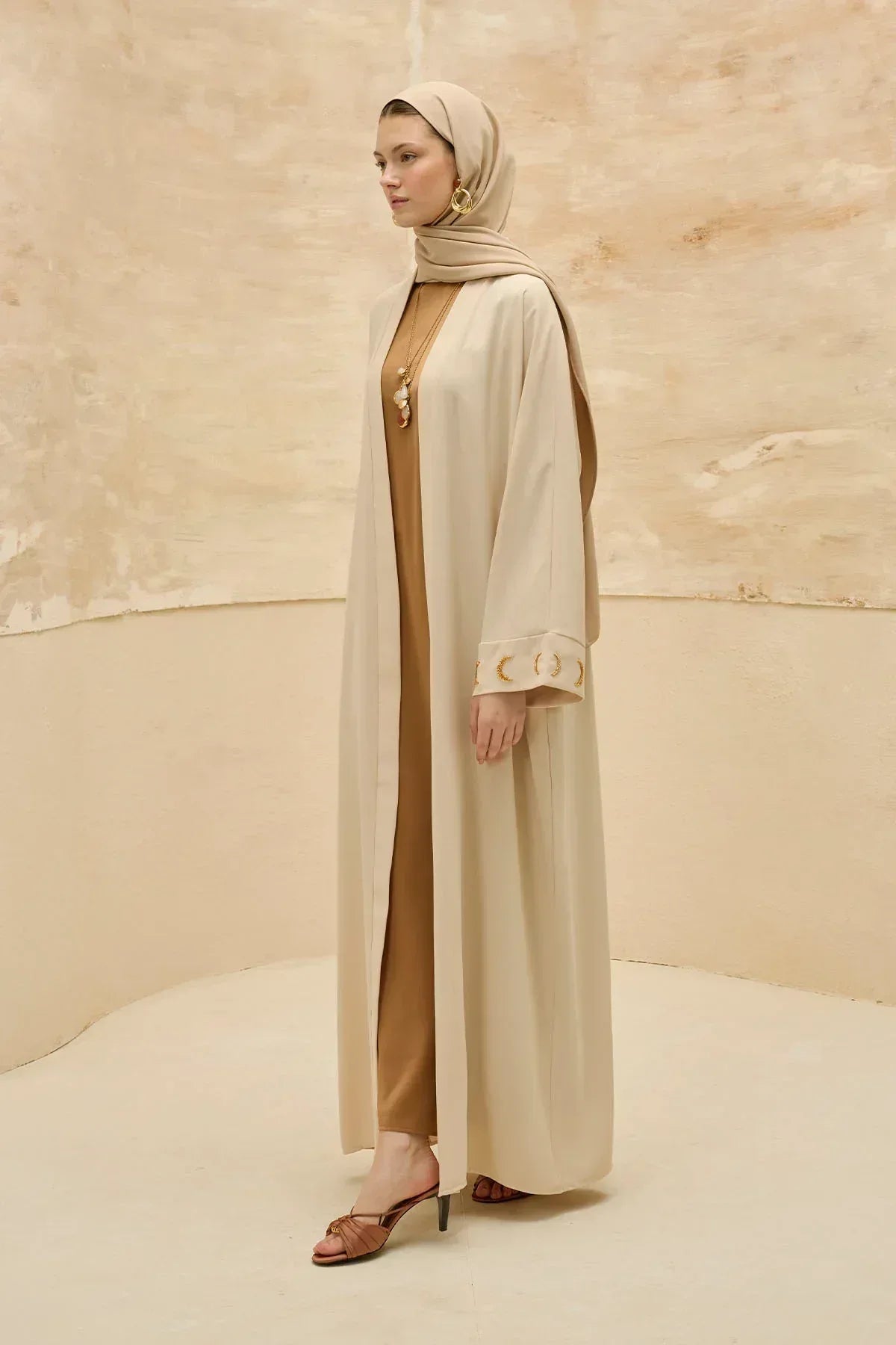 Ramazan Özel Gold Hilalin Evreleri ve Ay Yıldız İşlemeli Tesettür Uzun Bej Abaya - VIADEL Atelier