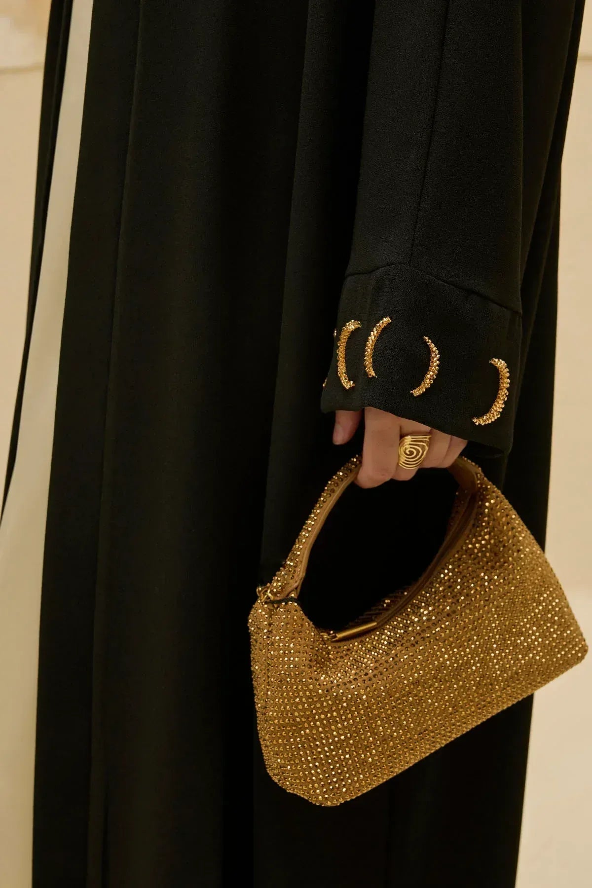 Ramazan Özel Gold Hilalin Evreleri ve Ay Yıldız İşlemeli Tesettür Uzun Siyah Abaya - VIADEL Atelier