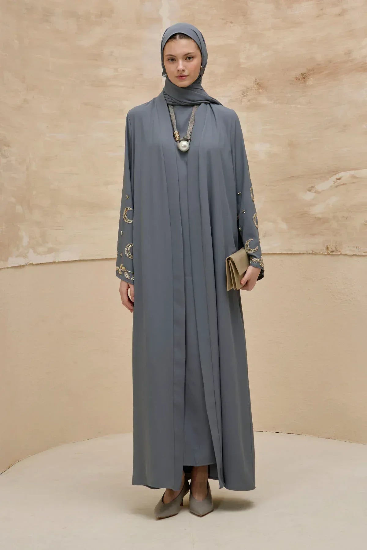 Gold Hilal Yıldız Nakışlı Tesettür Geniş Kol Uzun Gri Abaya - VIADEL Atelier