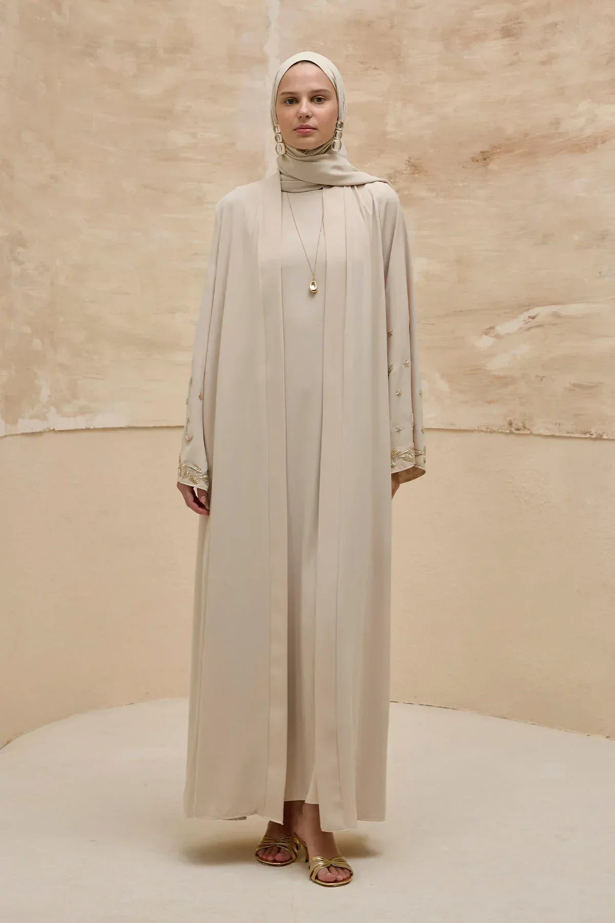 Gold Hilal Yıldız Nakışlı Tesettür Geniş Kol Uzun Taş Abaya - VIADEL Atelier