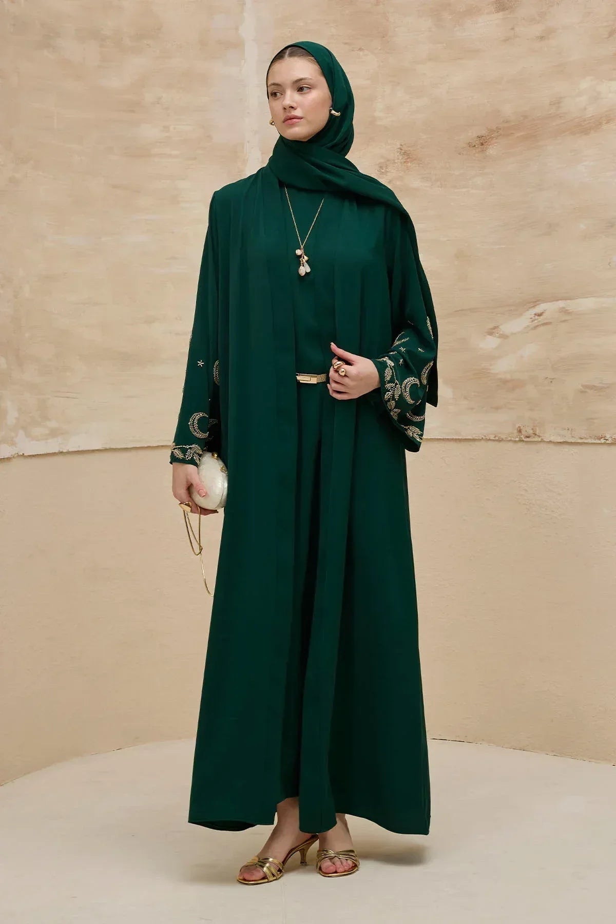 Gold Hilal Yıldız Nakışlı Tesettür Geniş Kol Uzun Zümrüt Abaya - VIADEL Atelier
