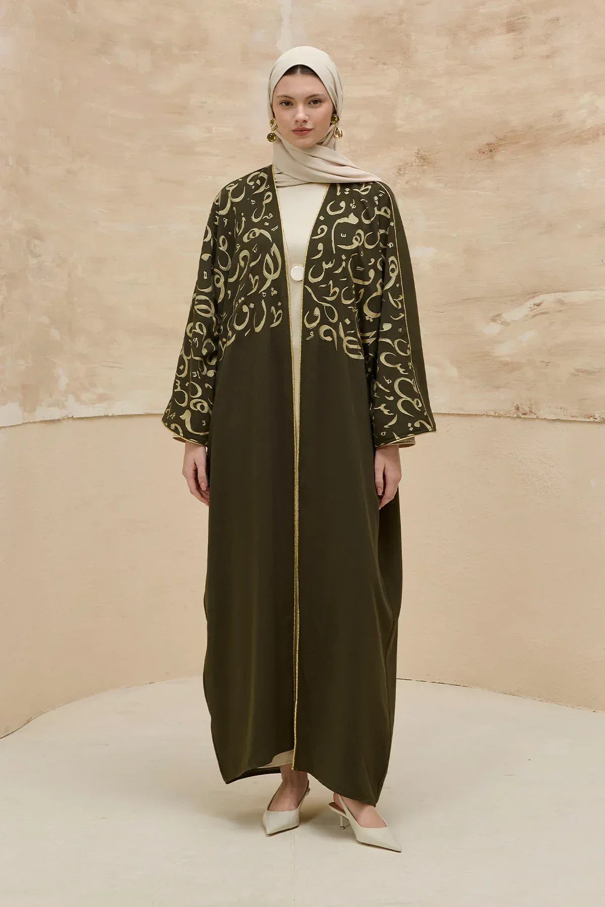 Kaligrafik Desenli Üst Form Omuz ve Kol Biyeli Uzun Haki Abaya - VIADEL Atelier