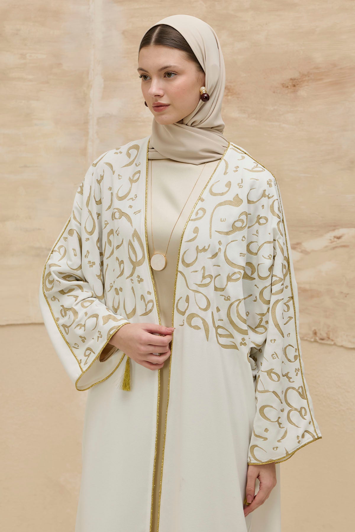Kaligrafik Desenli Üst Form Omuz ve Kol Biyeli Uzun Beyaz Abaya