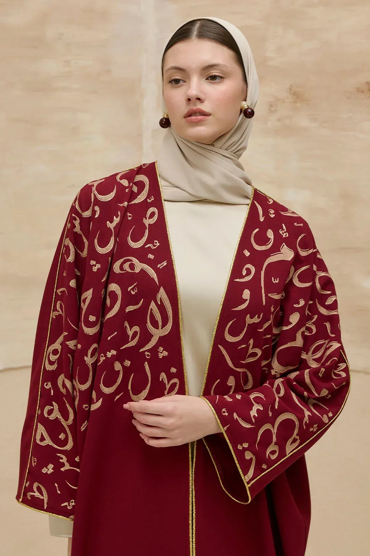 Kaligrafik Desenli Üst Form Omuz ve Kol Biyeli Uzun Bordo Abaya - VIADEL Atelier