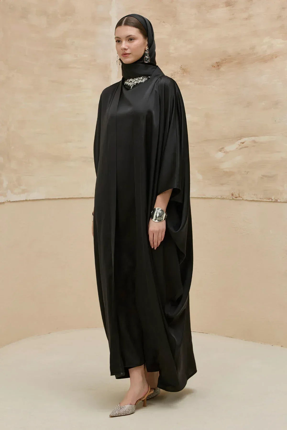 Taş İşlemeli Kum Saten Uzun Siyah Abaya Takım - VIADEL Atelier