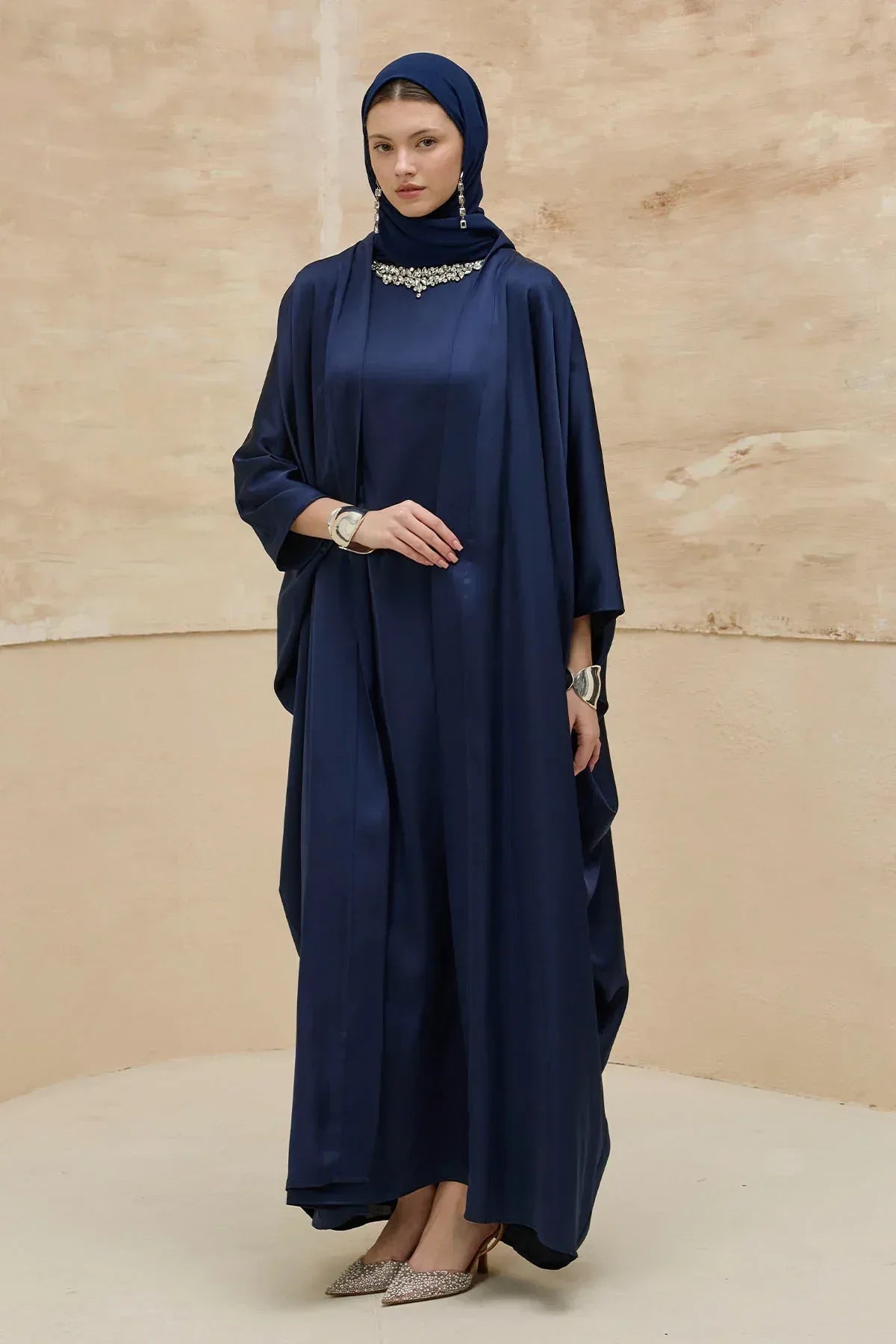 Taş İşlemeli Kum Saten Uzun Lacivert Abaya Takım - VIADEL Atelier