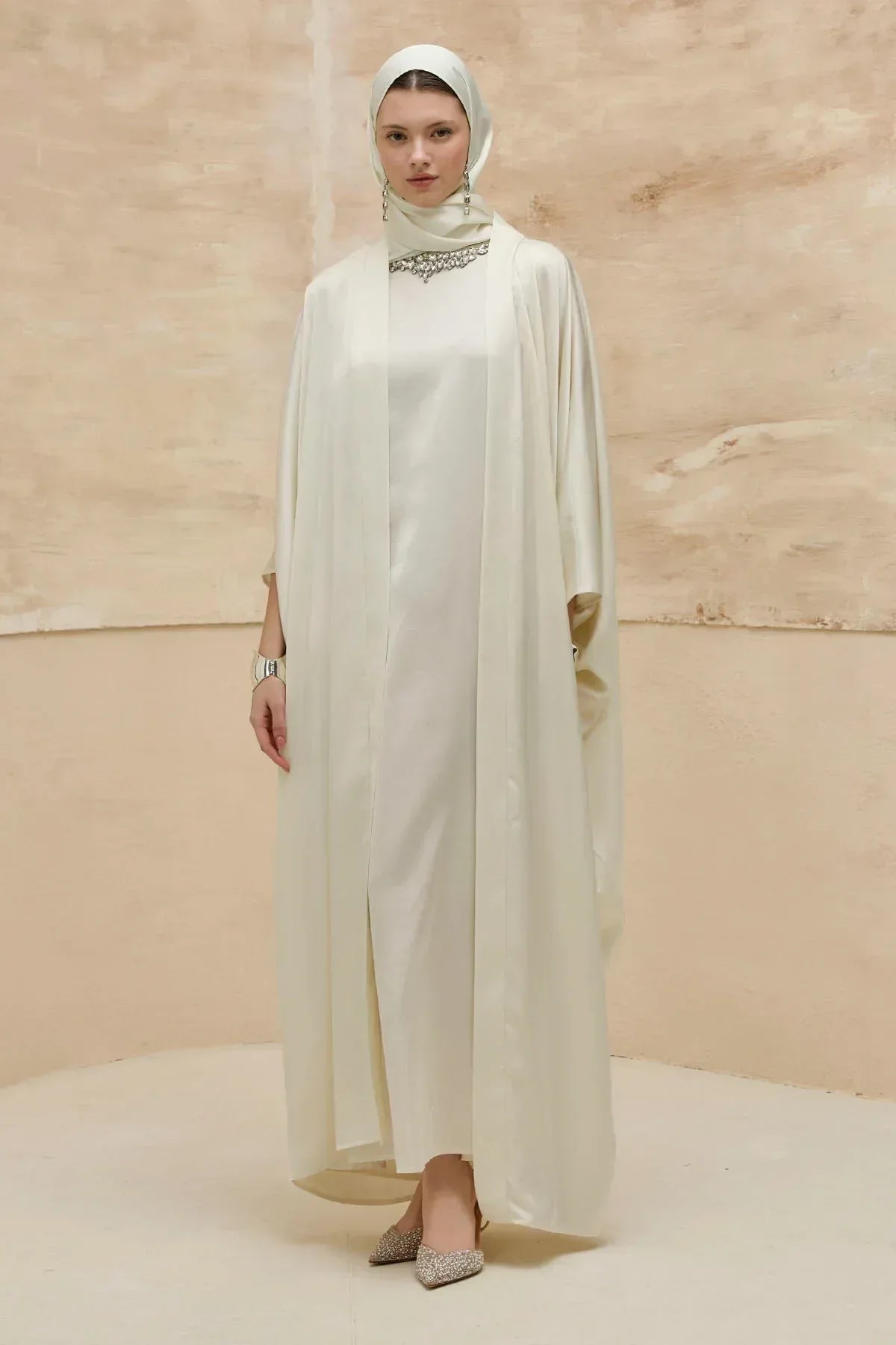 Taş İşlemeli Kum Saten Uzun Beyaz Abaya Takım - VIADEL Atelier