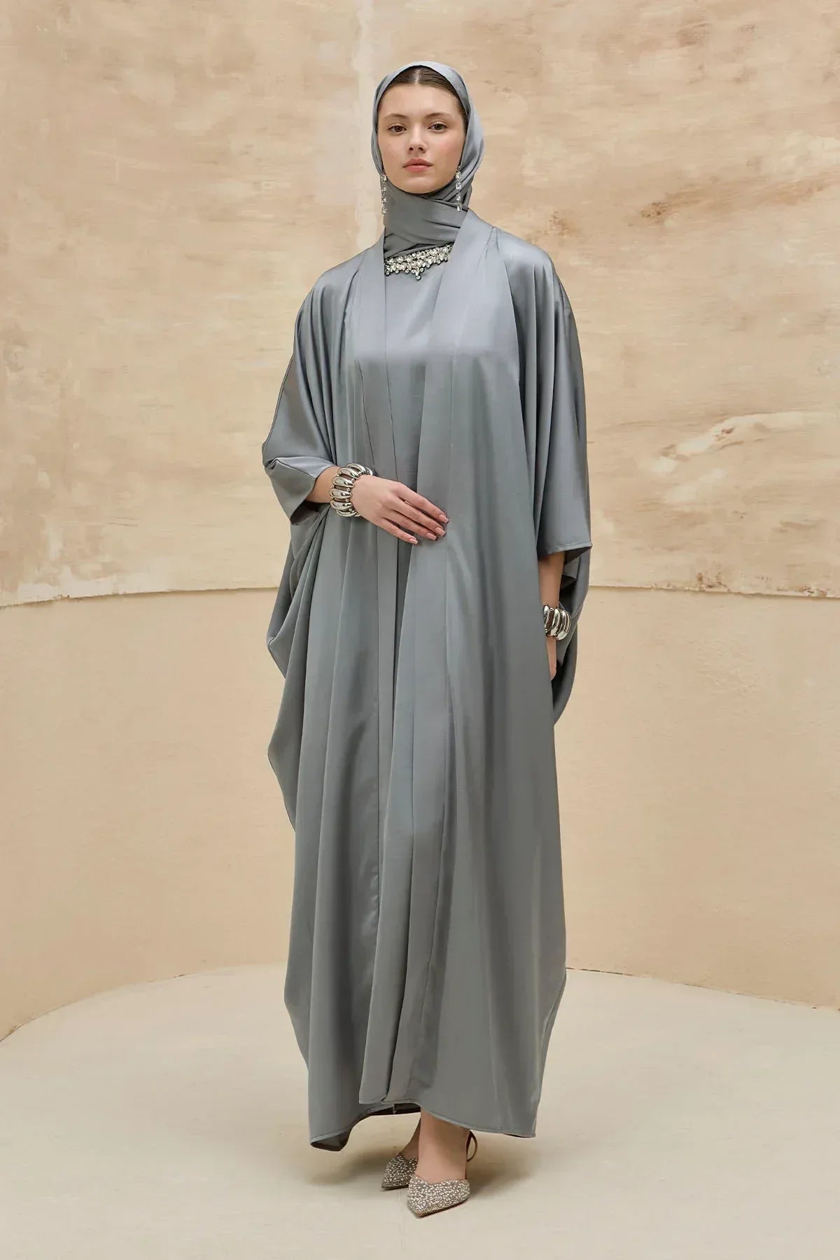 Taş İşlemeli Kum Saten Uzun Gri Abaya Takım - VIADEL Atelier
