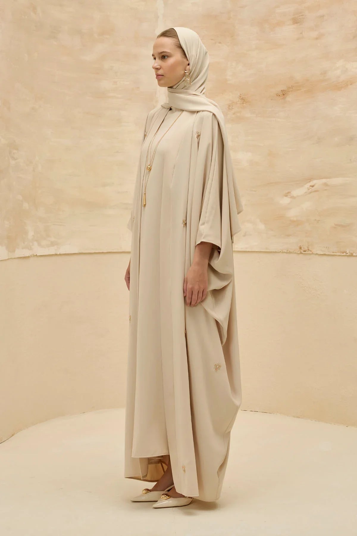 Zarif Çiçek Nakışlı Akışkan Kesim Yarasa Kol Taş Abaya