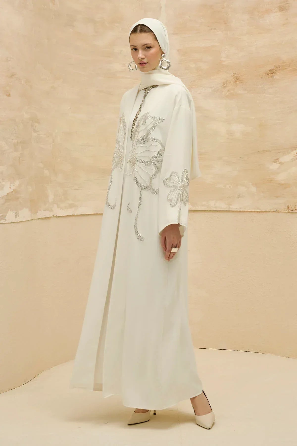 Yonca Taş Boncuk İşlemeli Kol Yırtmaçlı Uzun Beyaz Abaya - VIADEL Atelier