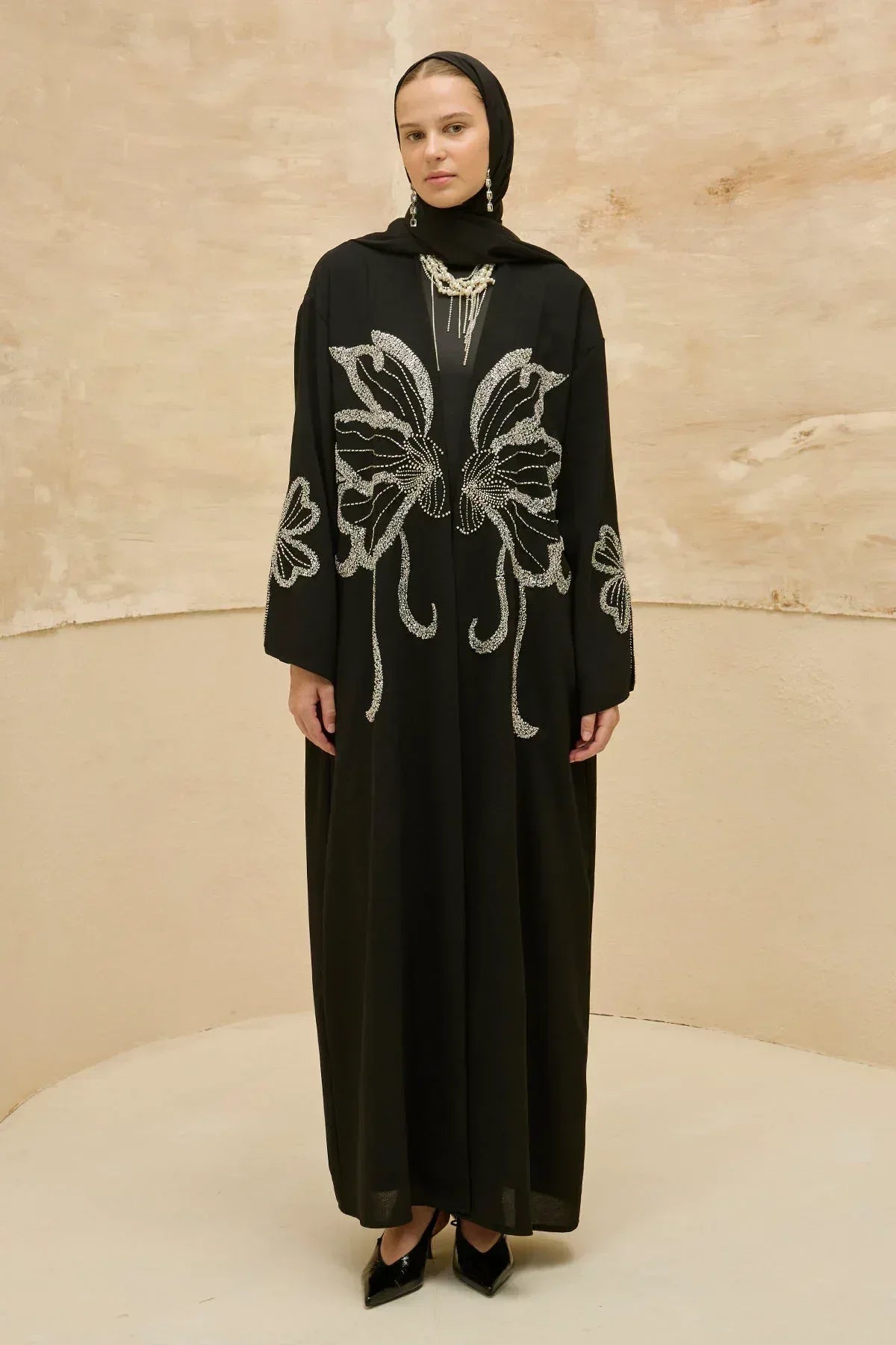 Yonca Taş Boncuk İşlemeli Kol Yırtmaçlı Uzun Siyah Abaya - VIADEL Atelier