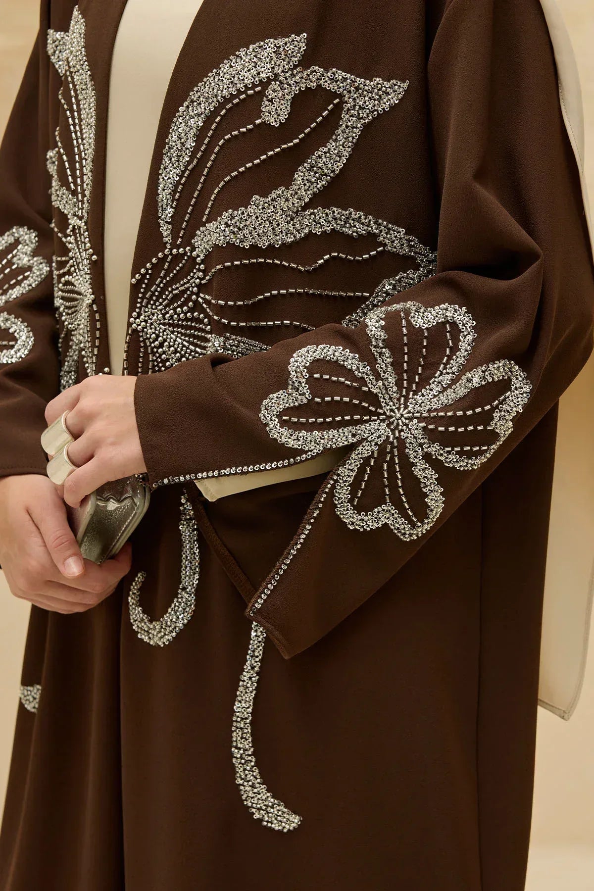 Yonca Taş Boncuk İşlemeli Kol Yırtmaçlı Uzun Kahverengi Abaya - VIADEL Atelier