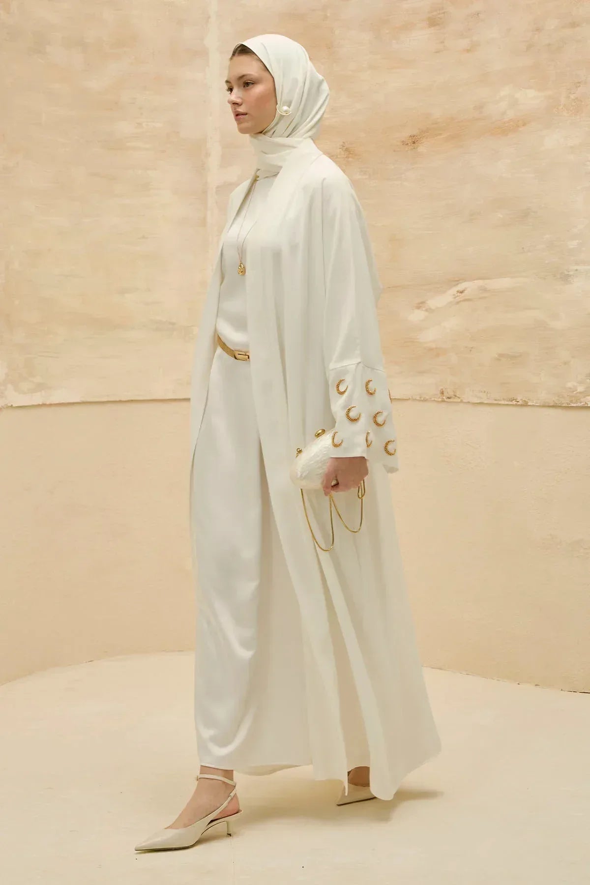 Ramazan Kerim Yazılı Gold Hilal İşlemeli Geniş Kol Uzun Beyaz Abaya - VIADEL Atelier