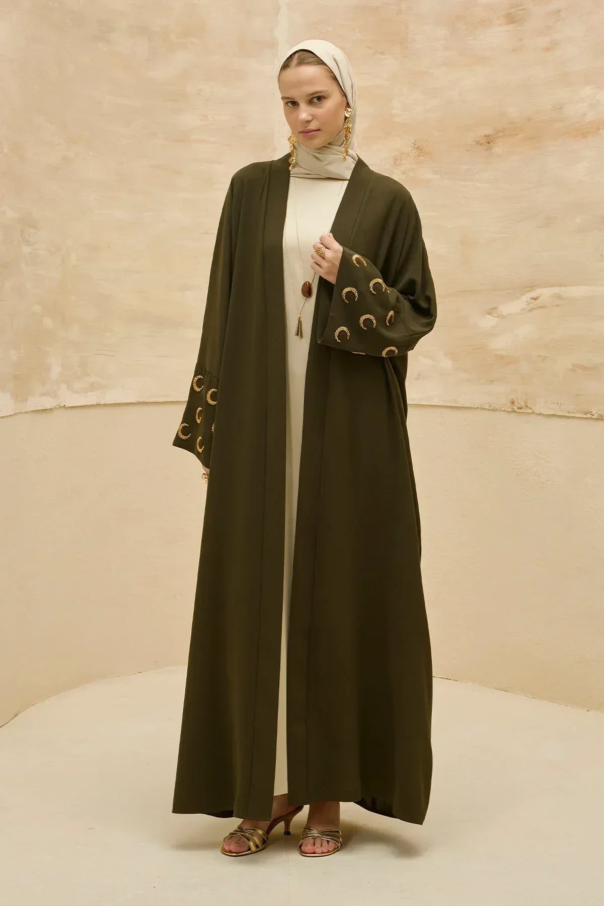 Ramazan Kerim Yazılı Gold Hilal İşlemeli Geniş Kol Uzun Haki Abaya - VIADEL Atelier