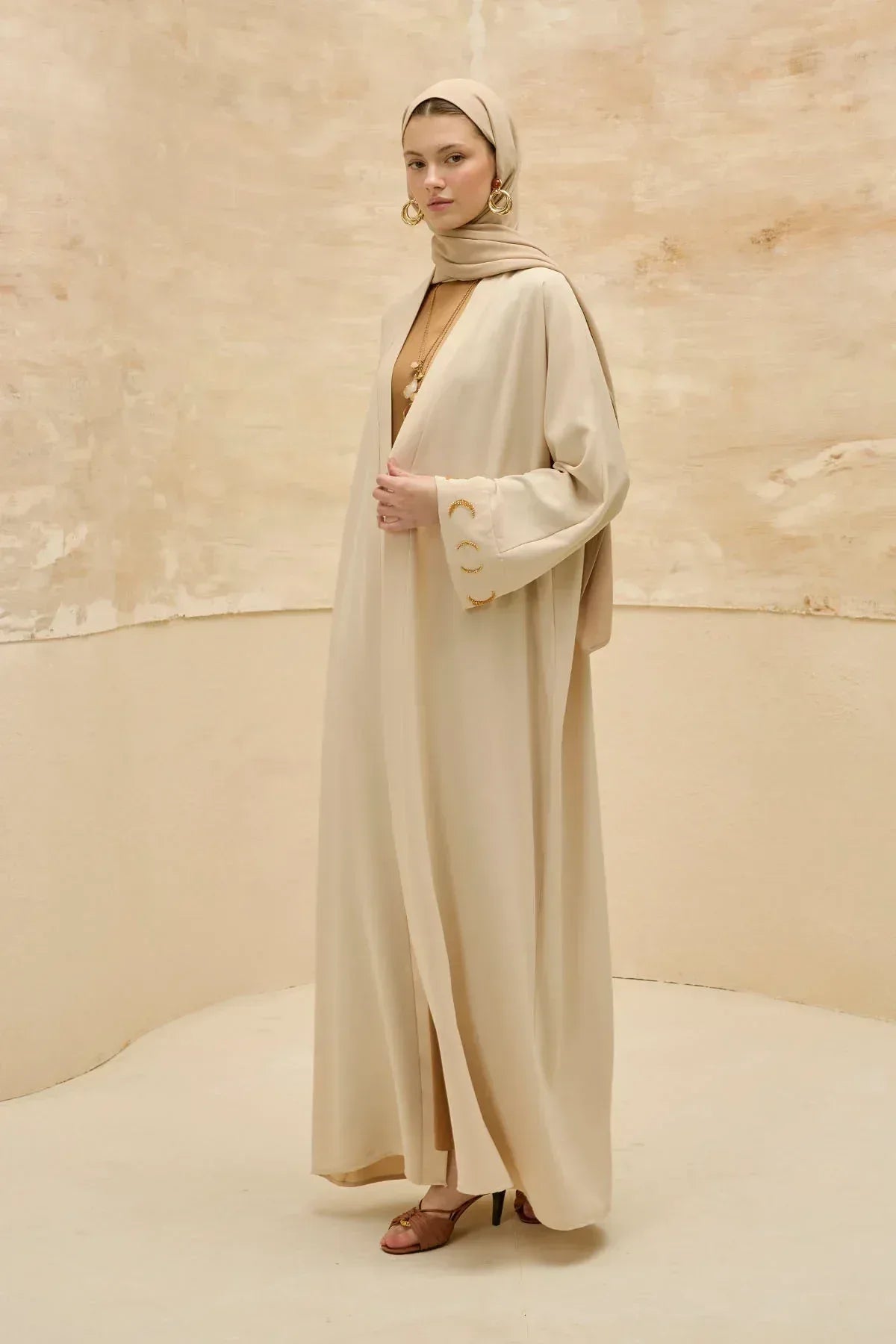 Ramazan Özel Gold Hilalin Evreleri ve Ay Yıldız İşlemeli Tesettür Uzun Bej Abaya - VIADEL Atelier