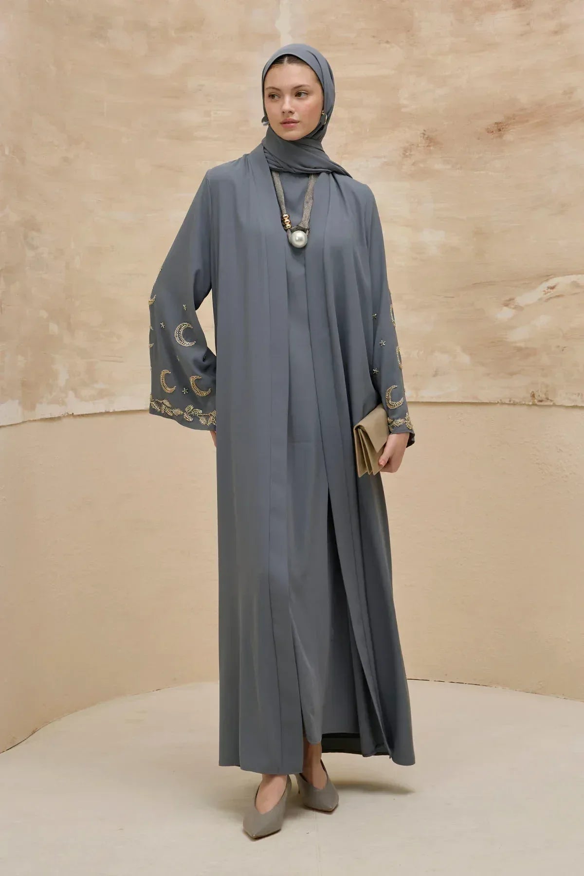Gold Hilal Yıldız Nakışlı Tesettür Geniş Kol Uzun Gri Abaya - VIADEL Atelier