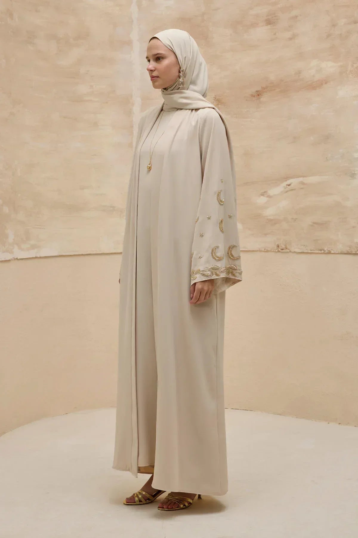 Gold Hilal Yıldız Nakışlı Tesettür Geniş Kol Uzun Taş Abaya - VIADEL Atelier