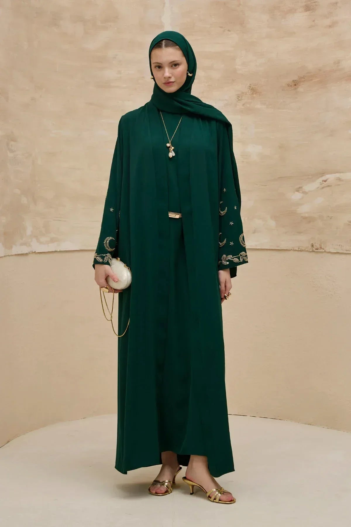 Gold Hilal Yıldız Nakışlı Tesettür Geniş Kol Uzun Zümrüt Abaya - VIADEL Atelier