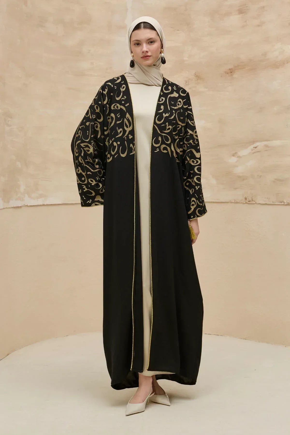 Kaligrafik Desenli Üst Form Omuz ve Kol Biyeli Uzun Siyah Abaya - VIADEL Atelier