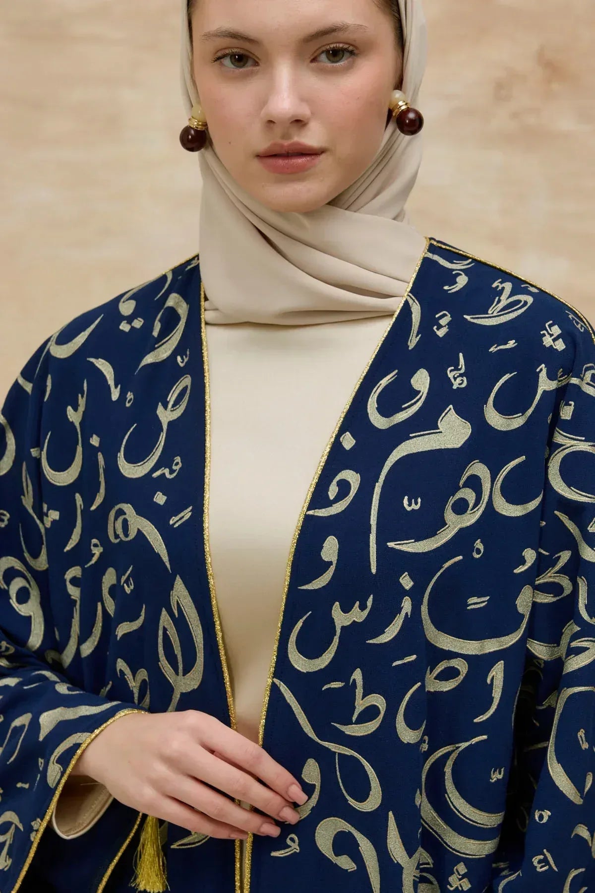 Kaligrafik Desenli Üst Form Omuz ve Kol Biyeli Uzun Lacivert Abaya - VIADEL Atelier