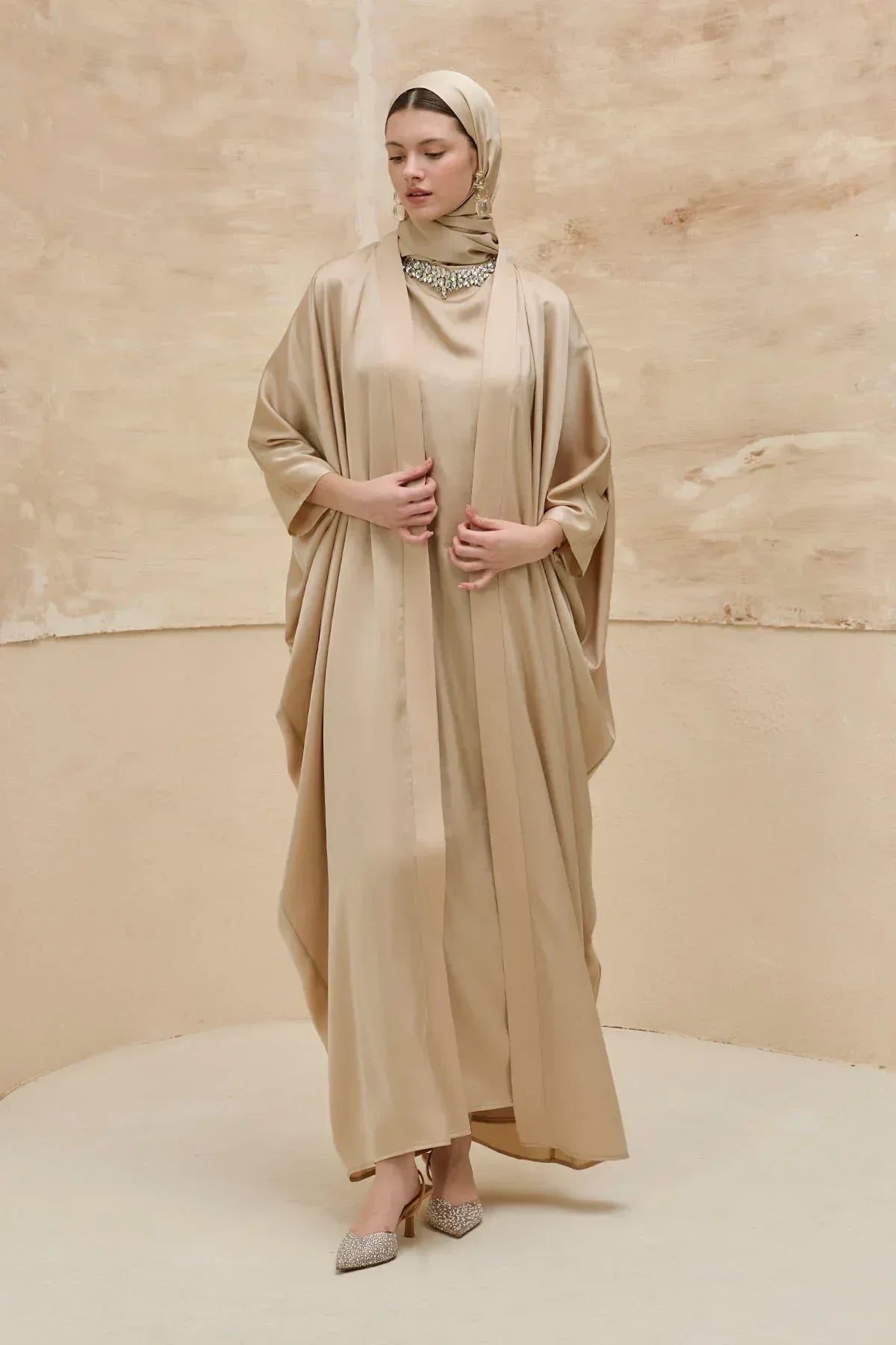 Taş İşlemeli Kum Saten Uzun Bej Abaya Takım - VIADEL Atelier