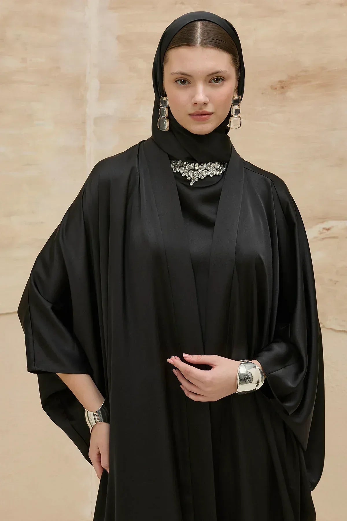 Taş İşlemeli Kum Saten Uzun Siyah Abaya Takım - VIADEL Atelier