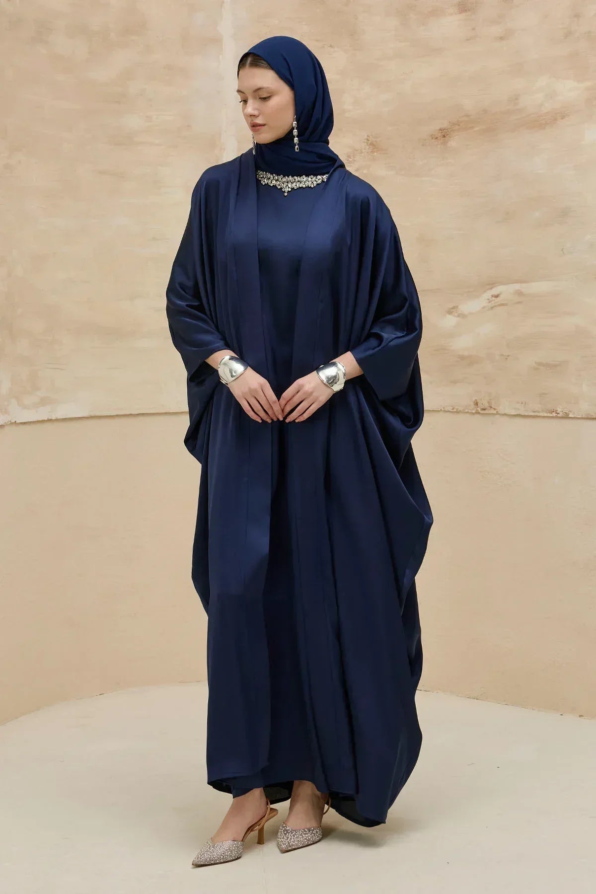 Taş İşlemeli Kum Saten Uzun Lacivert Abaya Takım - VIADEL Atelier