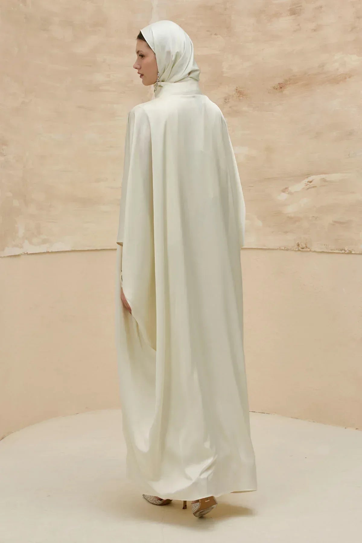 Taş İşlemeli Kum Saten Uzun Beyaz Abaya Takım - VIADEL Atelier