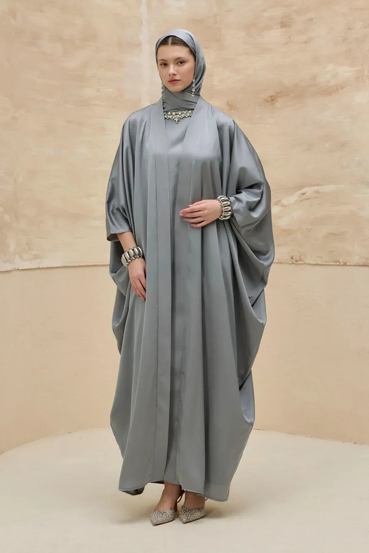 Taş İşlemeli Kum Saten Uzun Gri Abaya Takım - VIADEL Atelier