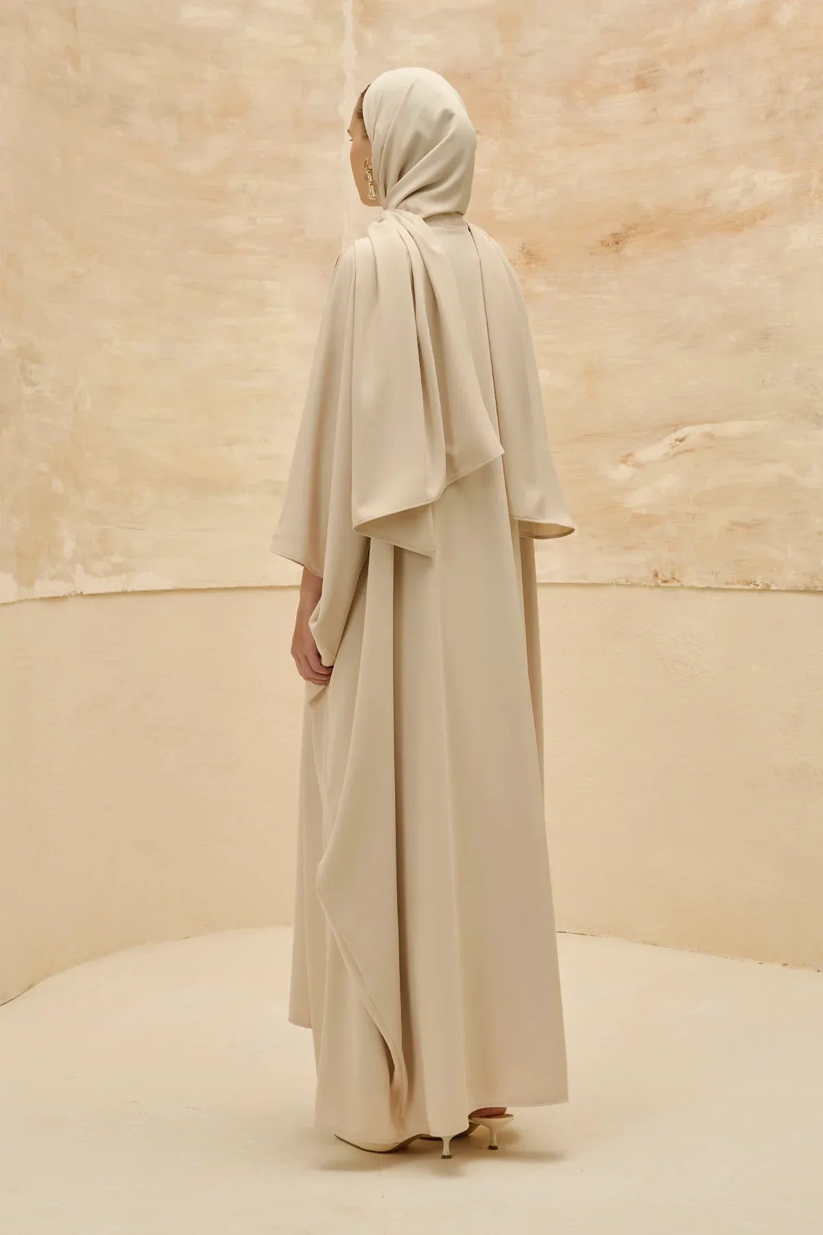 Zarif Çiçek Nakışlı Akışkan Kesim Yarasa Kol Taş Abaya