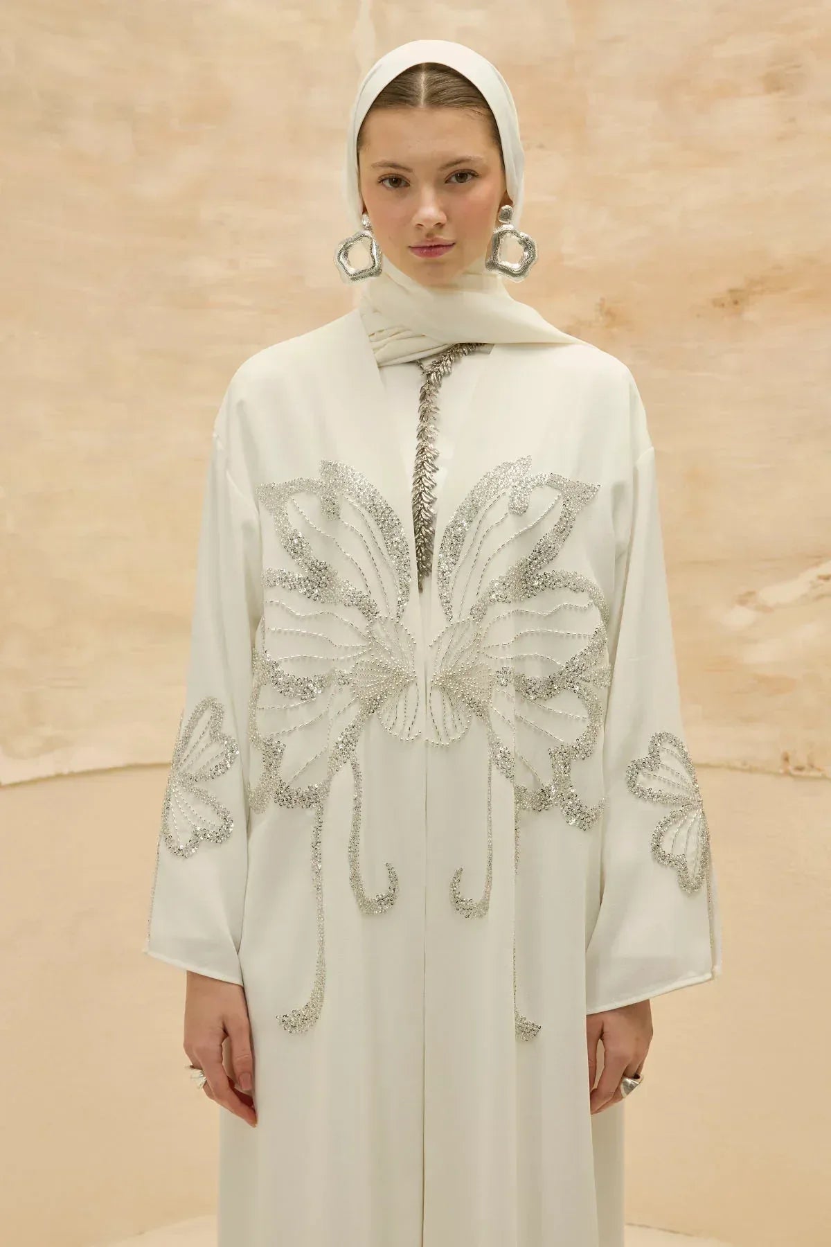 Yonca Taş Boncuk İşlemeli Kol Yırtmaçlı Uzun Beyaz Abaya - VIADEL Atelier