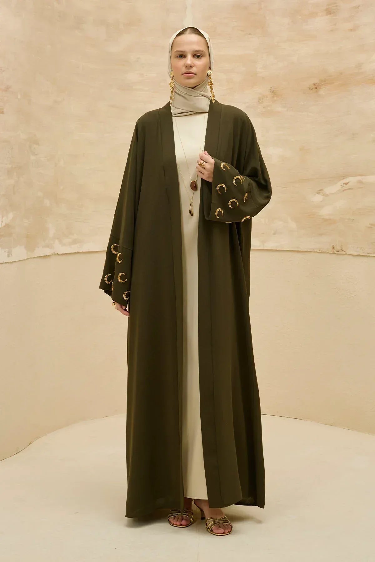 Ramazan Kerim Yazılı Gold Hilal İşlemeli Geniş Kol Uzun Haki Abaya - VIADEL Atelier