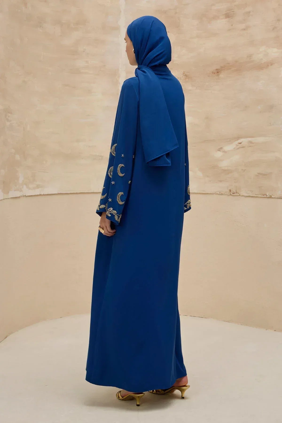 Gold Hilal Yıldız Nakışlı Tesettür Geniş Kol Uzun Saks Mavi Abaya - VIADEL Atelier