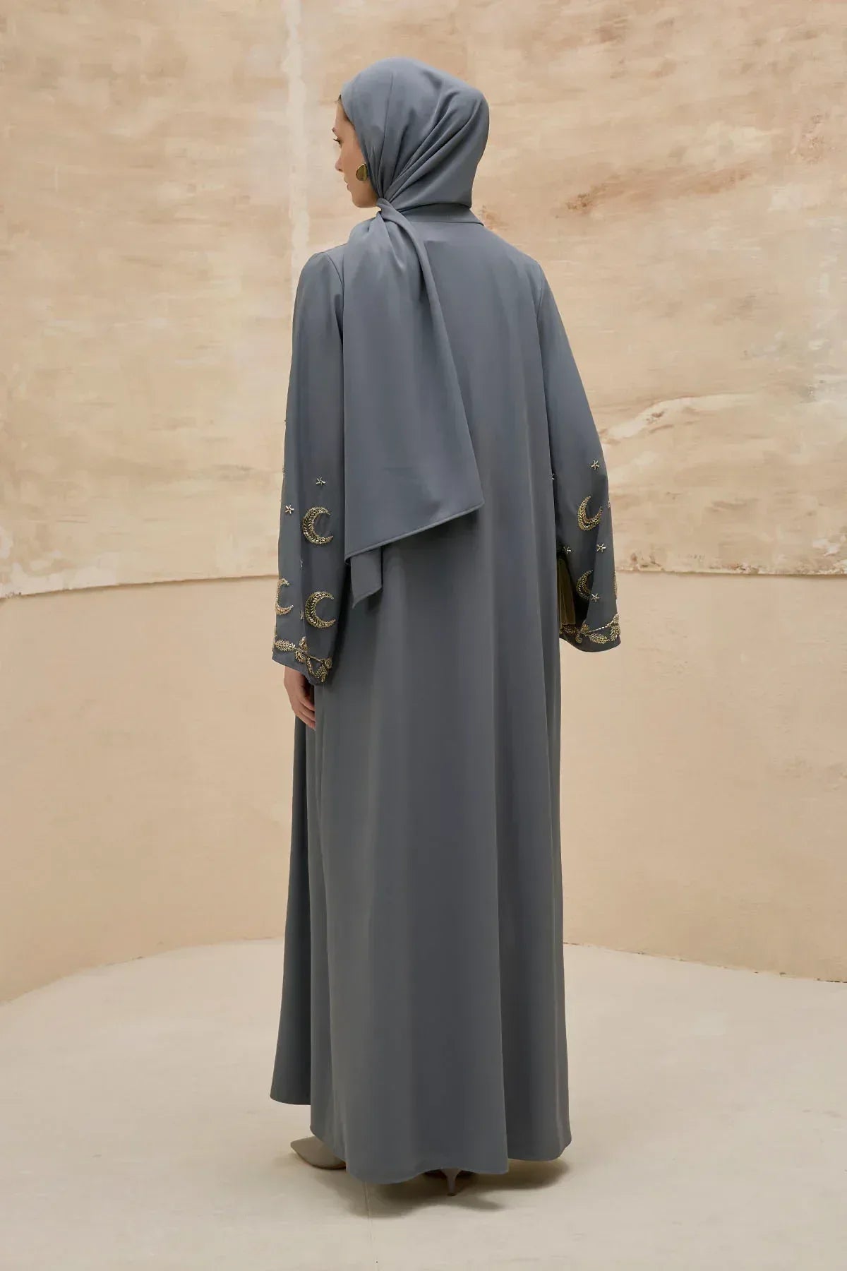 Gold Hilal Yıldız Nakışlı Tesettür Geniş Kol Uzun Gri Abaya - VIADEL Atelier