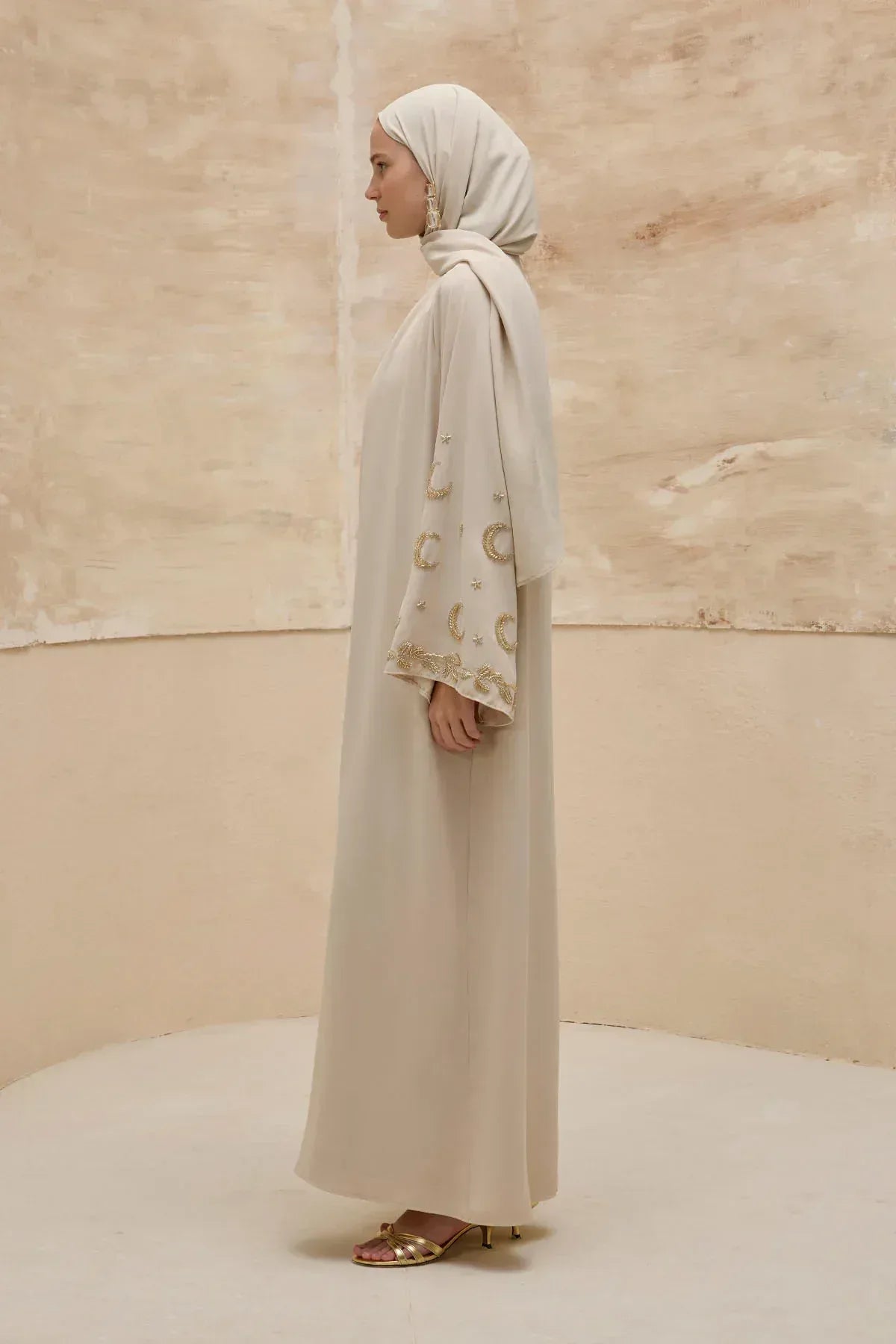 Gold Hilal Yıldız Nakışlı Tesettür Geniş Kol Uzun Taş Abaya - VIADEL Atelier