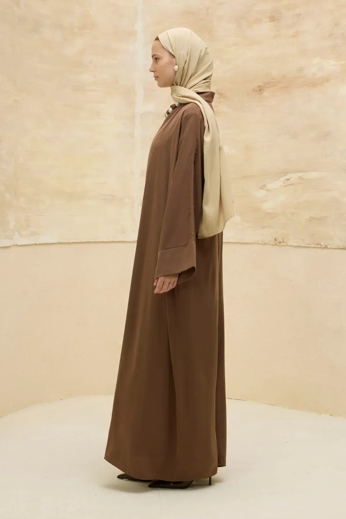 Ramazan Mübarek Yazılı Sırt Gold Boncuk Nakış İşlemeli Kahverengi Abaya - VIADEL Atelier