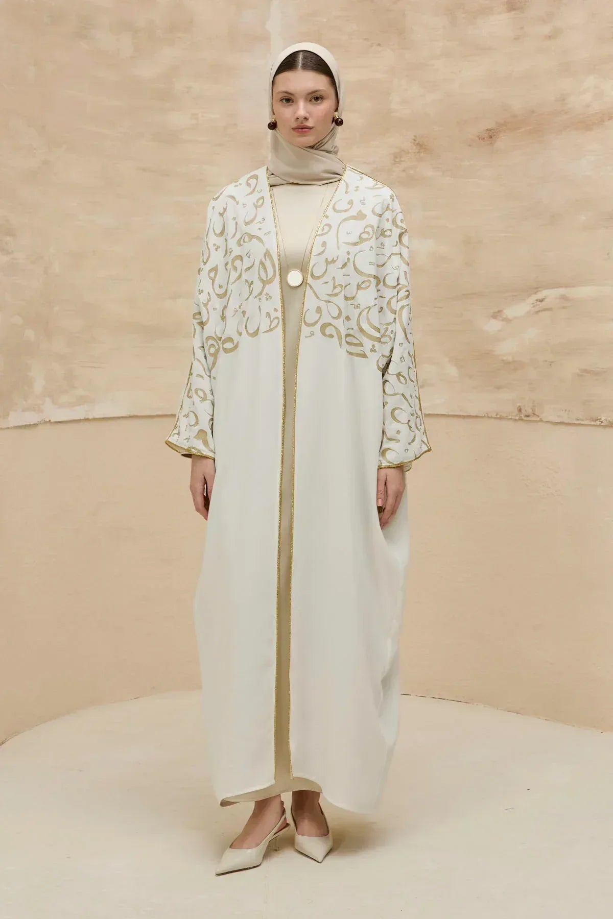 Kaligrafik Desenli Üst Form Omuz ve Kol Biyeli Uzun Beyaz Abaya - VIADEL Atelier