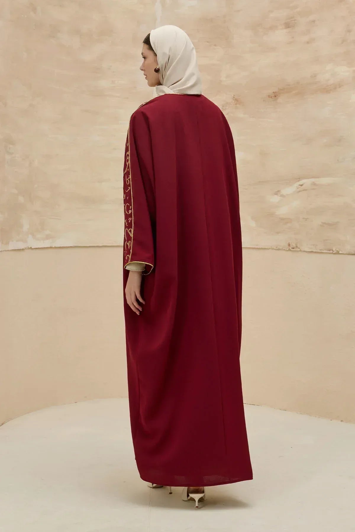 Kaligrafik Desenli Üst Form Omuz ve Kol Biyeli Uzun Bordo Abaya - VIADEL Atelier