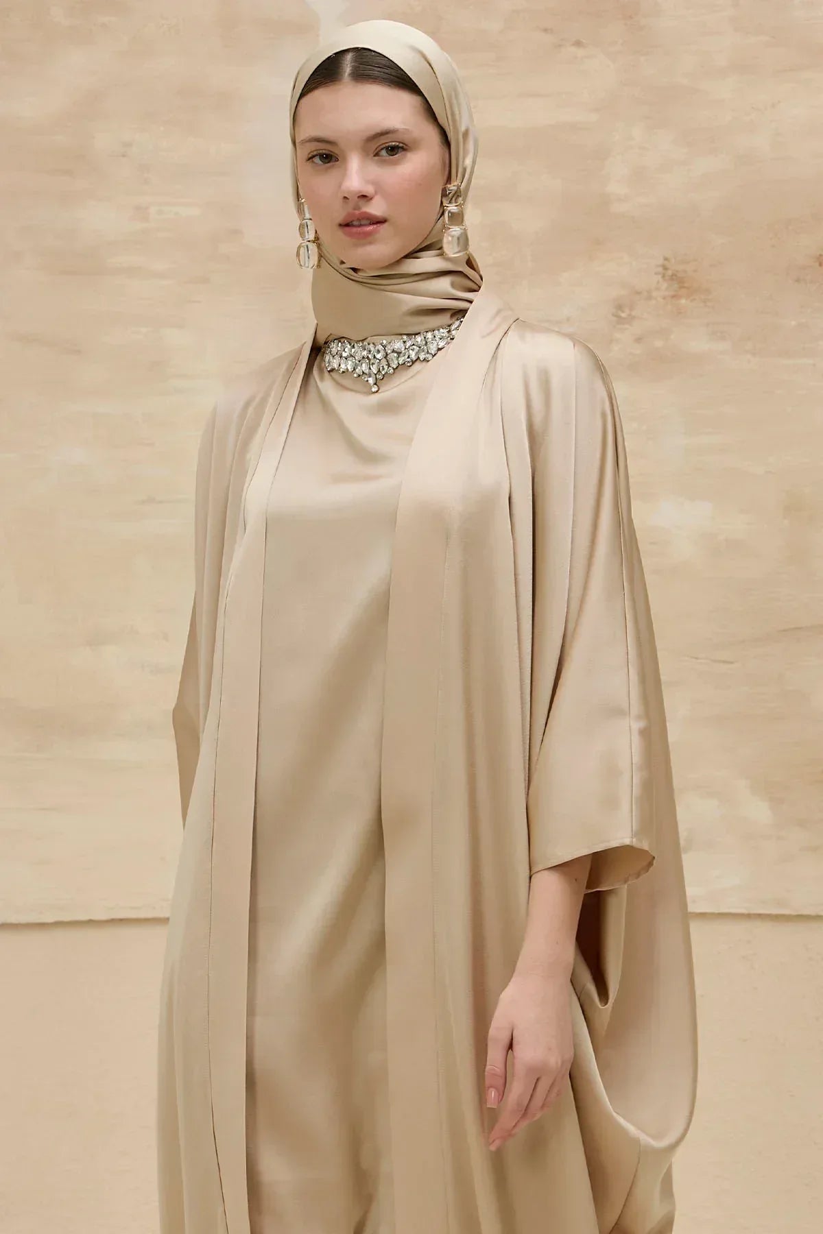 Taş İşlemeli Kum Saten Uzun Bej Abaya Takım - VIADEL Atelier